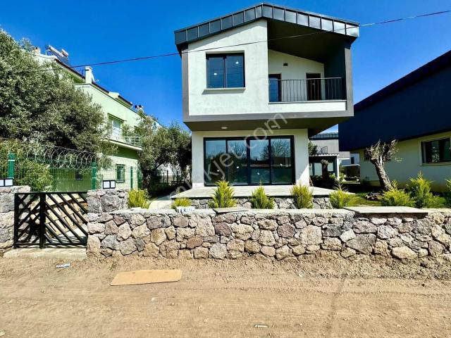 Avcı'dan Tam Müstakil 3+1 2 Katlı Üçgen Çatılı Villa
