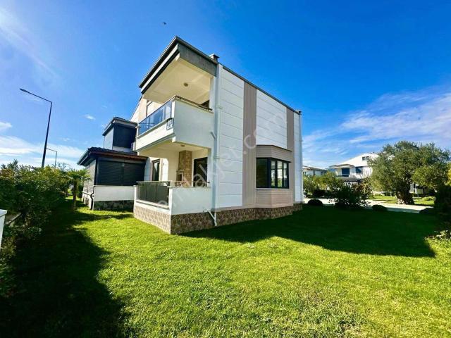 Avcı'dan Yolun Altı Denize 100 Mt Havuzlu Sıfır Villa