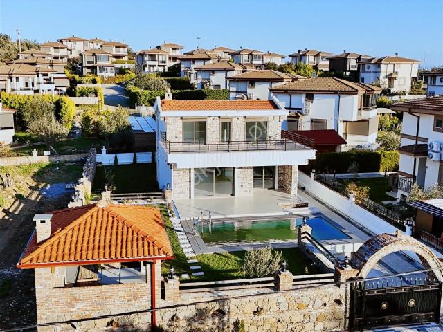 Avcı'dan 700m2 Arsa 6+1 Giriş Odalı Müstakil Havuzlu Villa