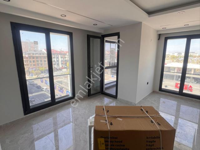 Avcılar Merkez De Caddeye Cephe 2+1 Köşe Ofise Uygun Daire