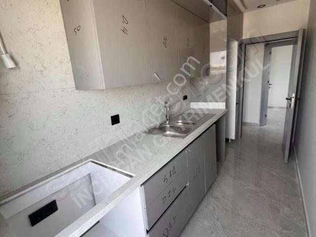 Avcılar Merkez De Caddeye Cephe 2+1 Köşe Ofise Uygun Daire
