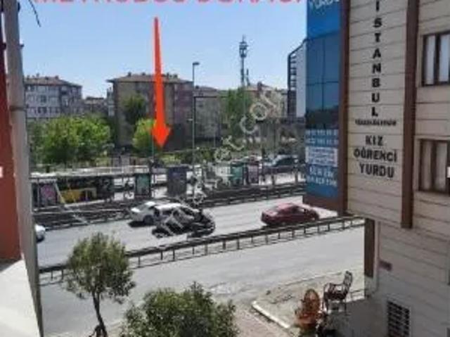 Avcılar Şükrübey De Metrobüs Karşısı Satılık 2+1 Ara Kat Daire