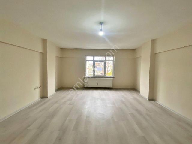 Avcılar Yeşilkent Mahallesinde 3+1 Balkonlu Ara Kat Daire