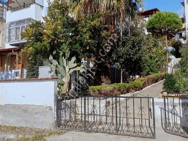 Avcılar'da Deniz Manzaralı Tripleks Bahçeli Villa