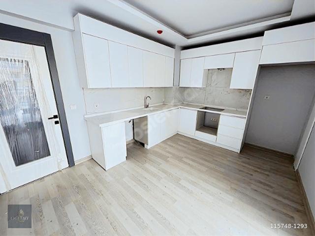 AVCILAR'DA 3+1 EBEVEYN BANYOLU GİYİNME ODALI 160m SİTE İÇİNDE