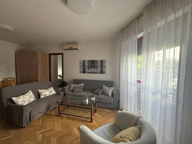 Avd. Barber. Piso AMUEBLADO, con 55 m2 de 1 dormitorio con 1 baño, todo completamente amueblado y con garaje. Terraza