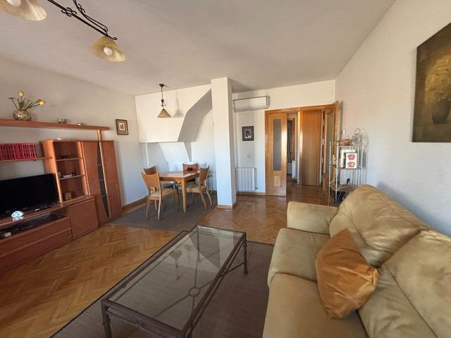 Ave. Europa. Dúplex con 2 habitaciones AMUEBLADO!. Garaje