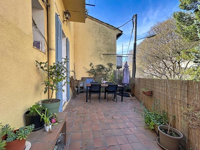 Avec terrasse et grand garage