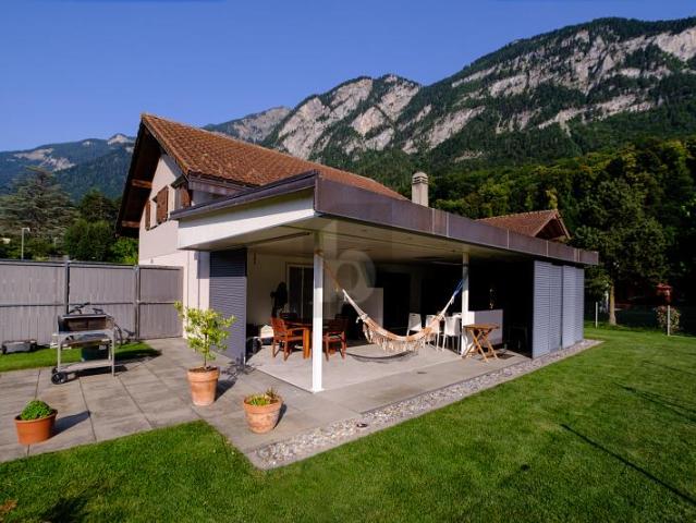 AVEC UNE BELLE TERRASSE ET UNE VUE DÉGAGÉE