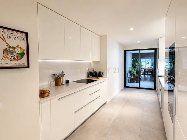 Avenida Altear | T2 de 144 m² com Piscina Rooftop e Garagem | Próximo ao Colégio São João de Brito