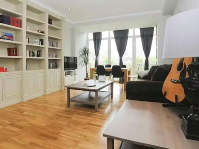 Avenida de Alberto Alcocer, Madrid, Community of Madrid 28036