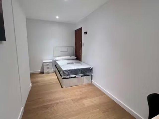 Avenida de Baviera, Madrid, Community of Madrid 28028