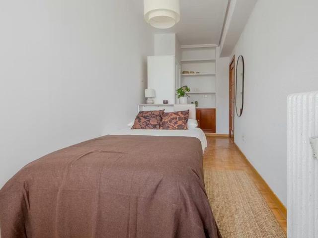Avenida del Llano Castellano, Madrid, Community of Madrid 28034