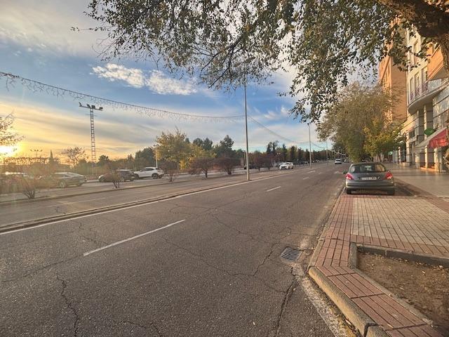 Avenida Europa. Local comercial con 220 m2 en 3 plantas. Con doble escaparate