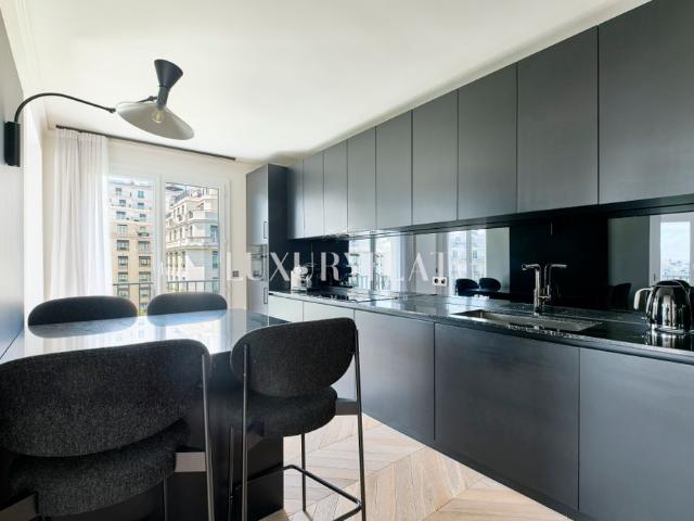 Avenue George V — Eiffel Tower View Luxury Residence
