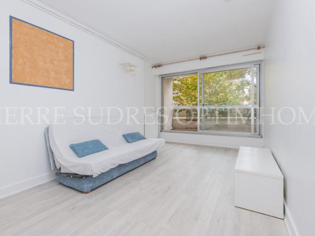 Avenue de St Ouen: Studio de 24m² avec balcon