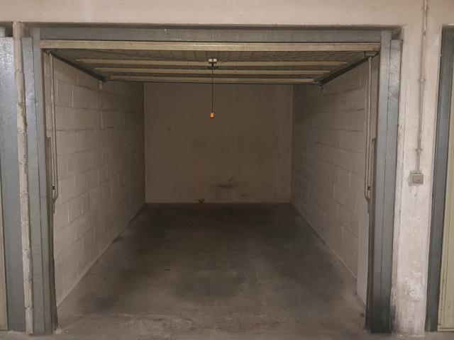 Avenue de Toulon Menpenti Box garage fermé 12.5 m2 5 x 2.5 m