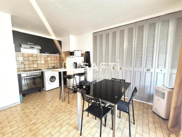 Avenue des alliés, coeur de ville, plage à pied pour ce grand appartement T2 de 48m2 carrez avec terrasse, dans une résidence sécurisée CAVALAIRE SUR MER