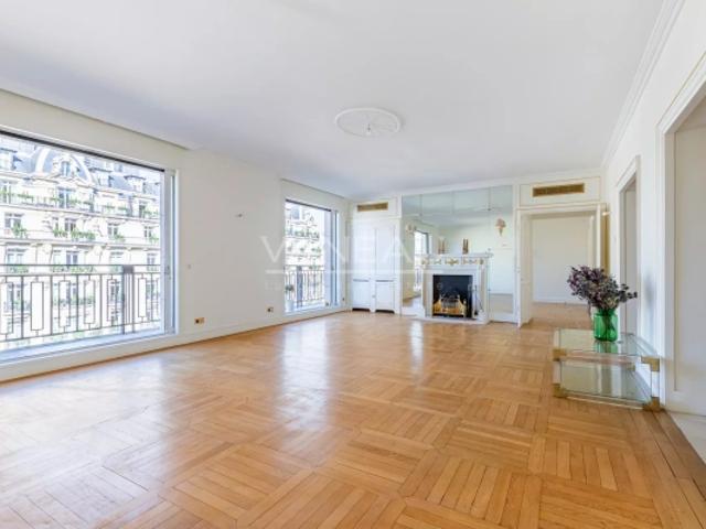 AVENUE MONTAIGNE ETAGE ELEVE GRAND BALCON