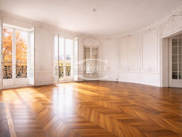 AVENUE MONTAIGNE VUE EXCEPTIONNELLE SUR LA TOUR EIFFELCatherine PiguetAlma Immobilier