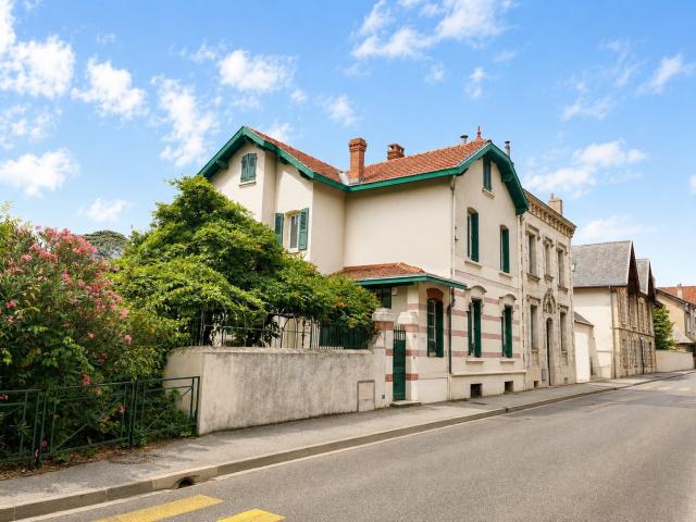 AVENUE MAURICE FAURE MAISON DE CARACTÈRE 195 m2 • PISCINE • 6 CHAMBRES • TERRAIN 1 311 m2 • VUE CRUSSOL