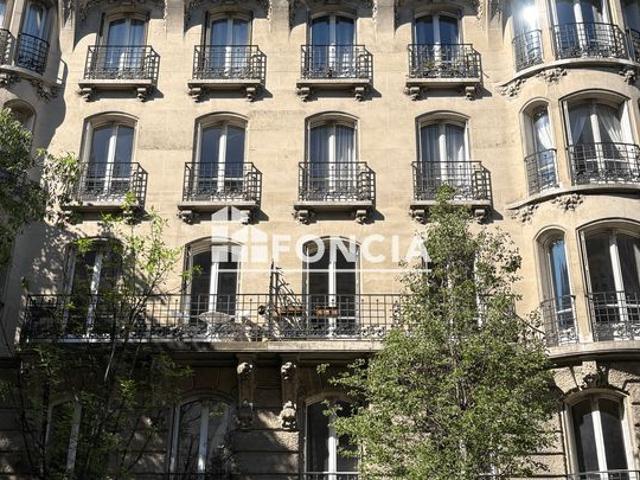 Avenue Parmentier, au pied du métro dans une magnifique copropriété, studette entièrement rénovée