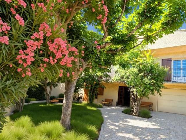 AVIGNON Maison familiale 6 pièces 169 m² 339 000