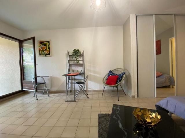 « AVIGNON EM STUDIO MEUBLÉ 27.71m² AVEC JARDIN ET PARKING »