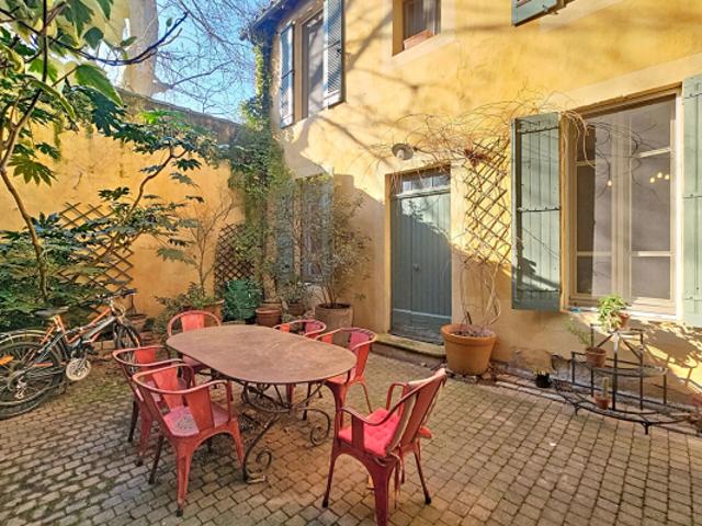 Avignon intra muros. Maison de ville Avignon 9 pièces 220 m2