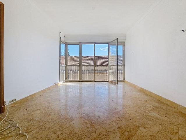 Avignon intra muros. Appartement 2 pièces de 61 m2 avec ascenseur et terrasse
