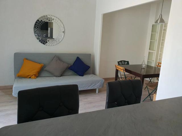 Avignon intra muros Carmes Immeuble 4 appartements et un restaur