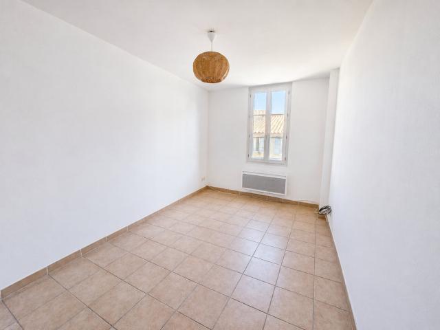 AVIGNON INTRA MUROS T2 LUMINEUX DE 33,82 M2 PLEIN SUD FAIBLES CHARGES DPE C