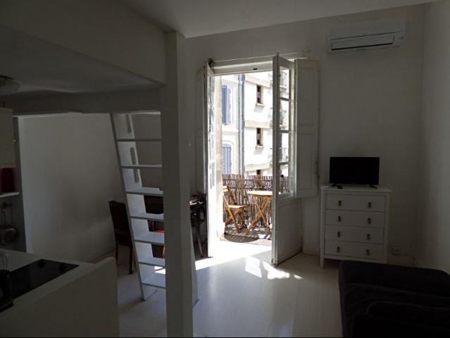 AVIGNON INTRA MUROS: Très beau studio climatisé en duplex au coeur du Centre Historique