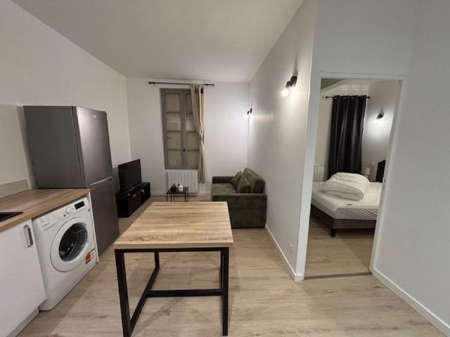 Avignon Rue de la Grande Fusterie à louer T2 meublé au rdc d'une copropriété