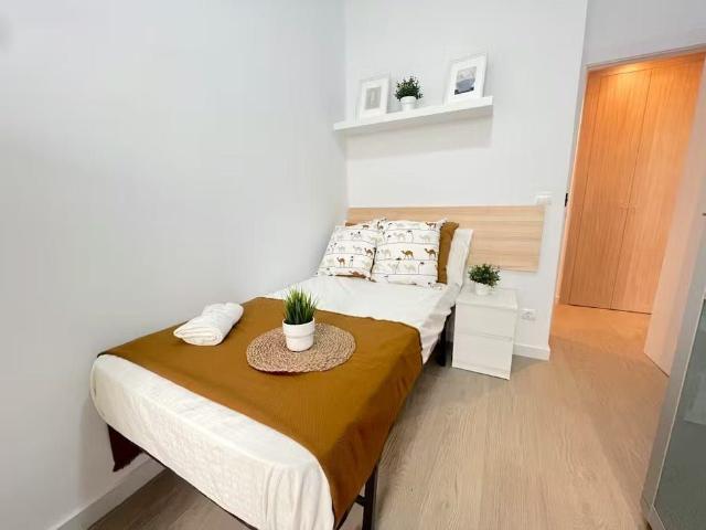 Avinguda del Regne de València, Valencia, Valencian Community 46005