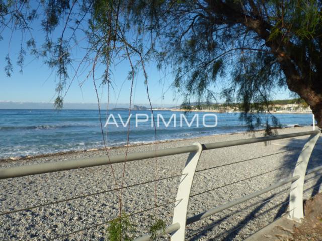 AVP IMMO À vendre en plein coeur des Lecques, local commer
