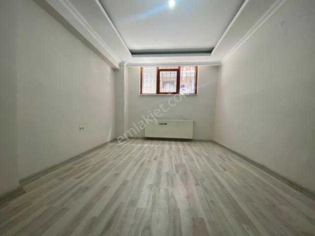 Avrupa Emlak Tan sabit Gelirliye menderes Mh 90m²2+1 Bahçe Kat,8 Yıllık,boyalı,metroya,meydana Yakın