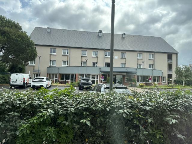 AVRANCHES studio meublé dans résidence médicalisées et loué environ 5200€/an charges déduites, 65000€ FAI
