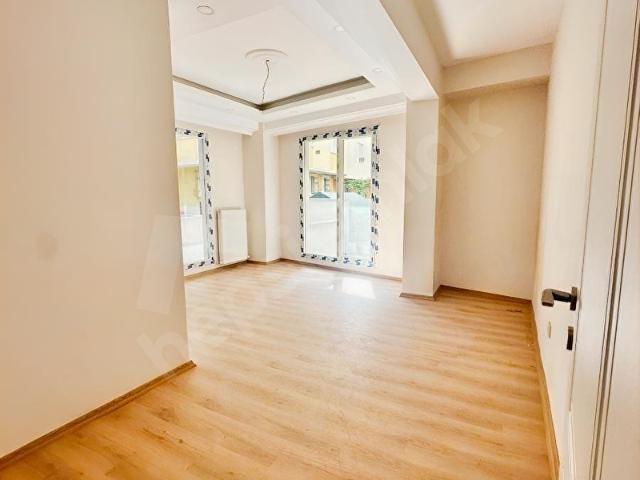 ÇAVUŞPAŞA CADDESİNDE SIFIR BİNA GENİŞ BAHÇELİ 2+1 SATILIK DAİRE