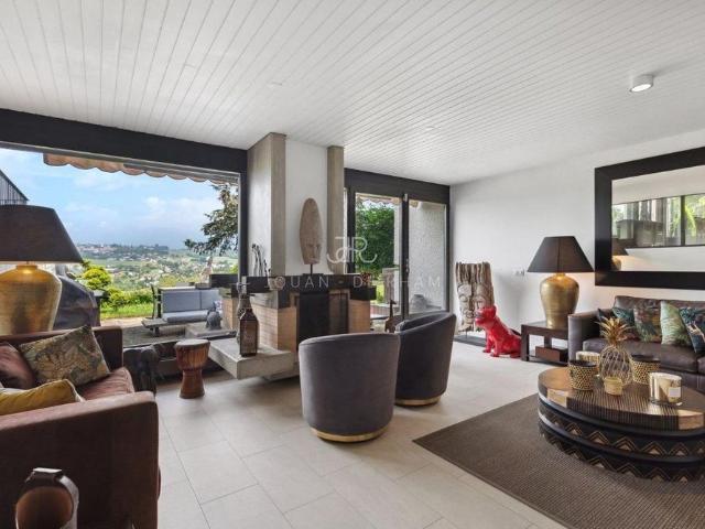 AVULLY: Beautifully renovated house with views