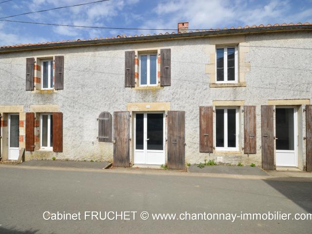 Axe CHANTONNAY ESSARTS EN BOCAGE Grande maison de caractère offrant beaucoup de potentiel