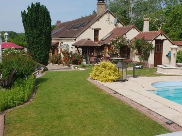 AXE PACY / BUEIL. MAISON DE VILLAGE AVEC PISCINE