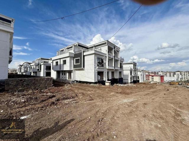 Ay Yapı Villalarında Acil Satılık Villa