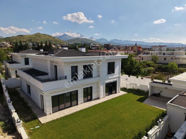 Çay Bağları'nda Satılık 9+1 Premium Villa