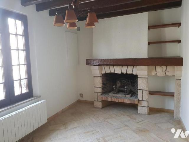 AY CHAMPAGNE MAISON TRIPLEX F3