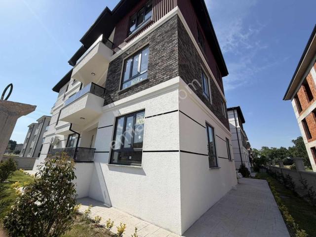 Ayşe Emlaktan Kullanışlı Kaliteli Cam Balkonlu 2+1 Daire