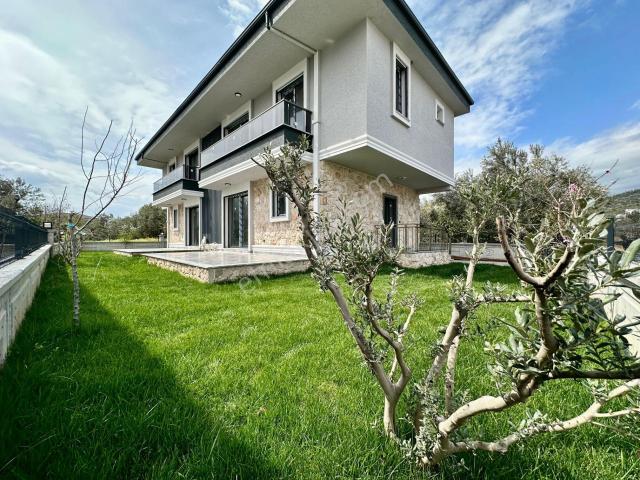 ꧁ay Emlaktan꧂denize Sadece 50 Mt Yüzme Havuzlu Geniş Bahçeli Satılık 3+1 Villa