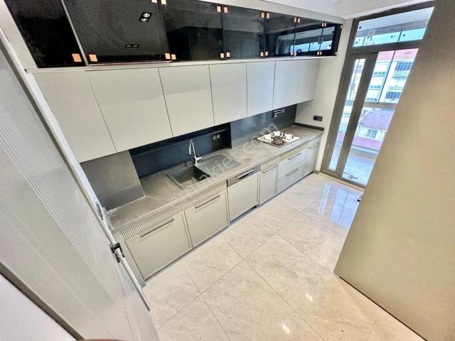 ꧁ay Emlaktan꧂ Edremit Cumhuriyette Ön Cephe Arakat Asansörlü Muhteşem Konumlu Kiralık 3+1 Lüks Daire