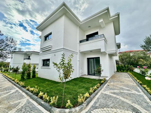 ꧁ay Emlaktan꧂küçükkuyu Mıhlı'da Lüks Butik Sitede Denize 300 M Bahçe Kullanımlı Satılık 2+1 Daire