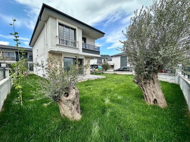 ꧁ay Emlaktan꧂küçükkuyu'da Denize Sadece 50 Metre Yüzme Havuzlu 3+1 Müstakil Villa
